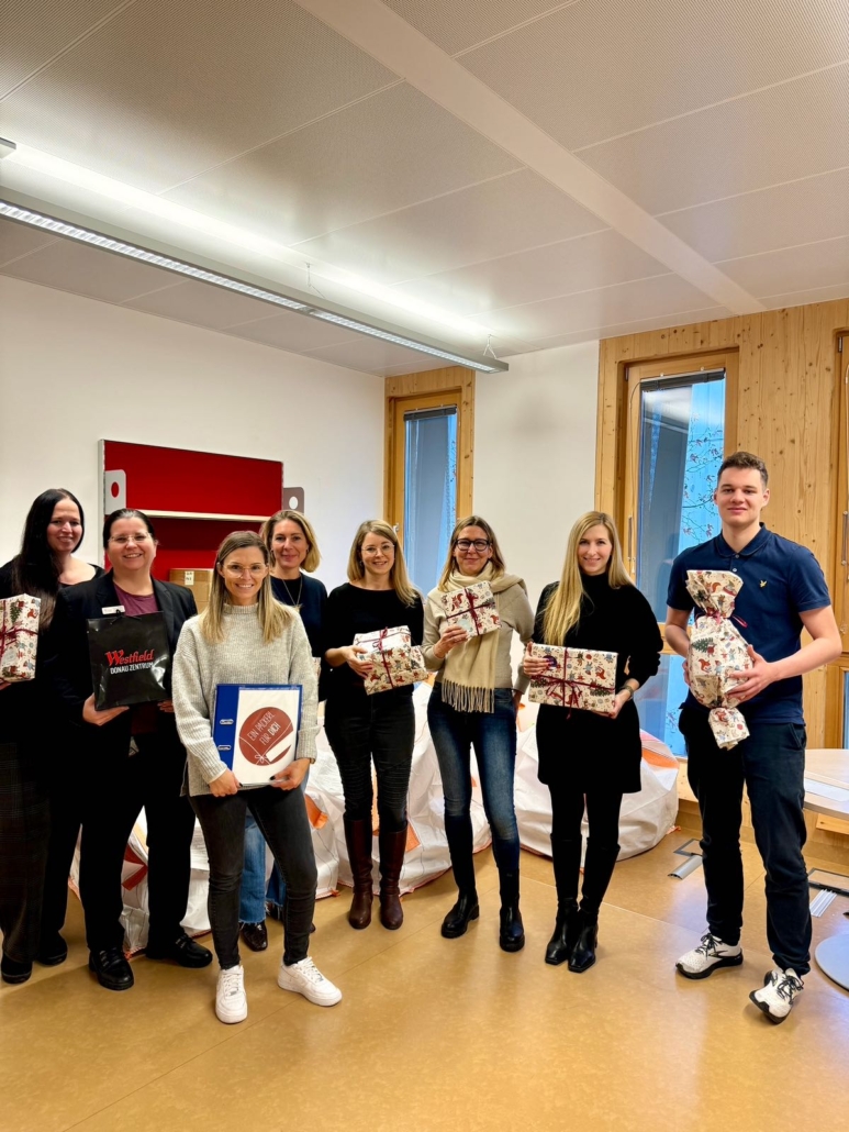ein-packerl-2023-gruppenfoto-mit-geschenken