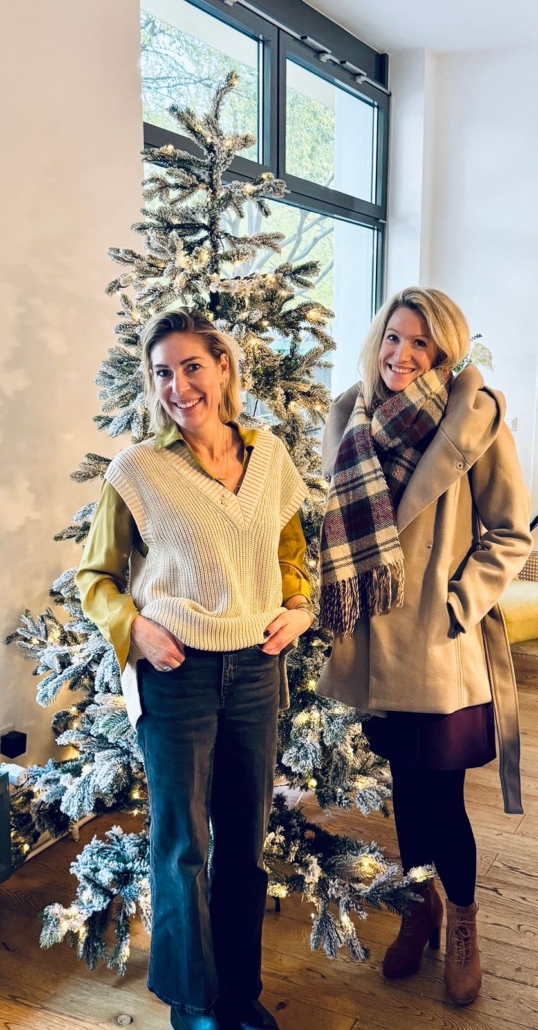 ein-packerl-2023-team-vor-dem-christbaum