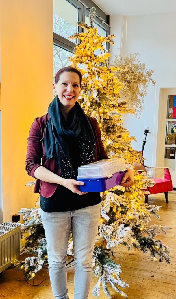 ein-packerl-2024-geschenk-am-christbaum
