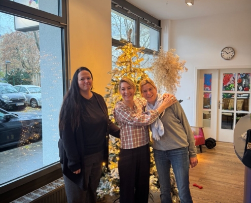 ein-packerl-2024-team-am-christbaum