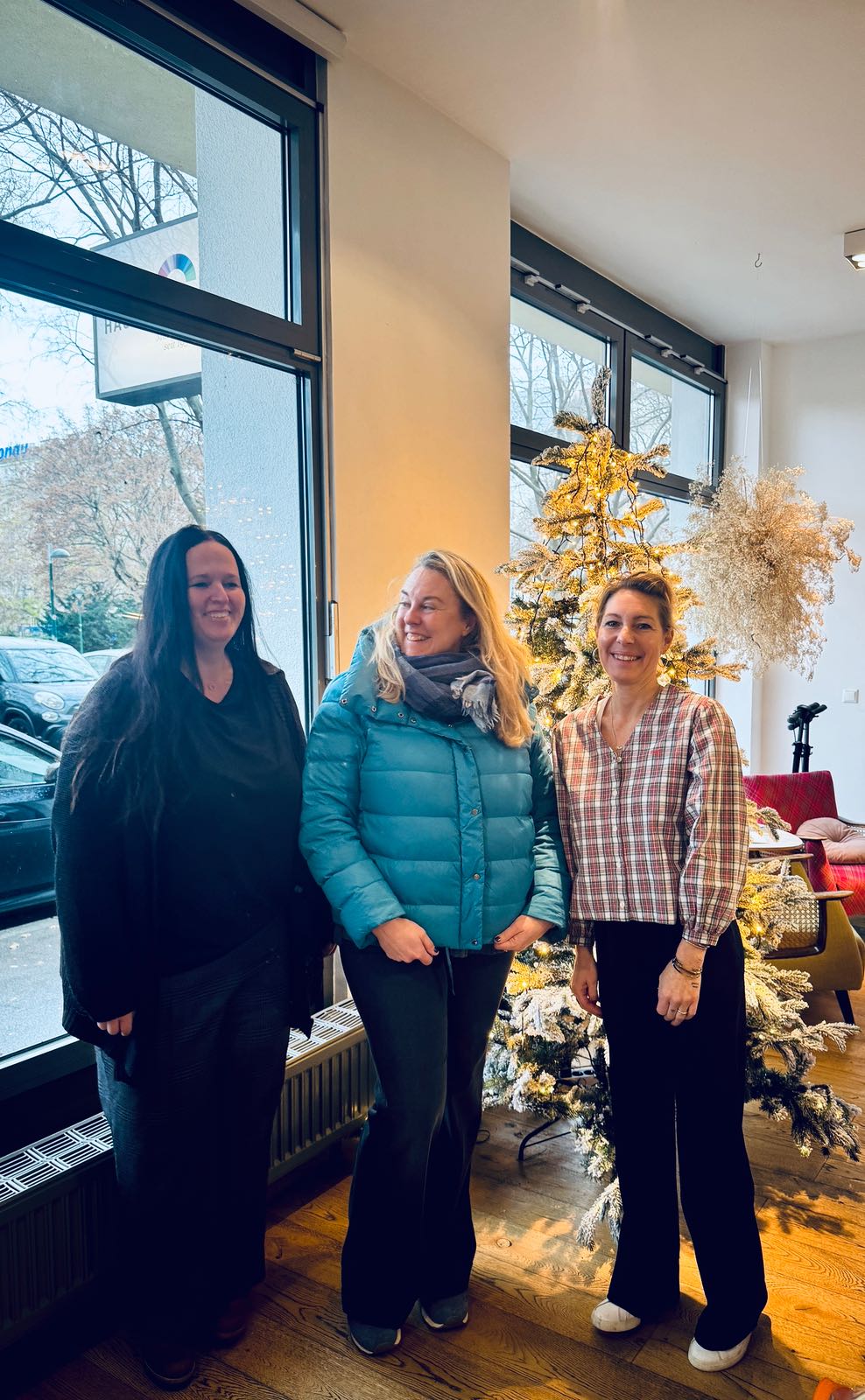 ein-packerl-2024-team-am-fenster