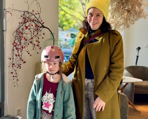 ein-packerl-2025-mama-und-kind-bringen-geschenke