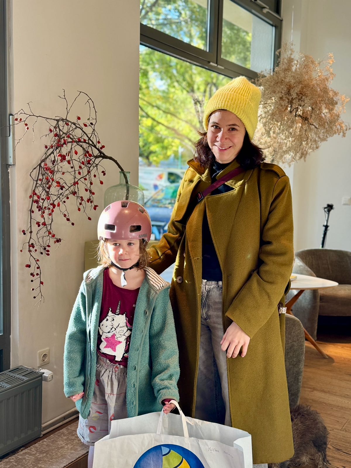 ein-packerl-2025-mama-und-kind-bringen-geschenke