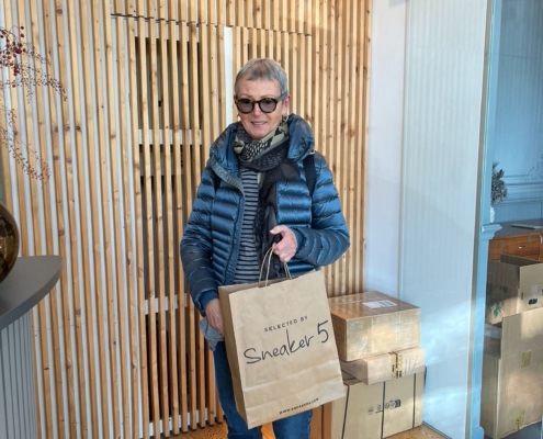 ein-packerl-2025-spender-mit-einkaufstasche