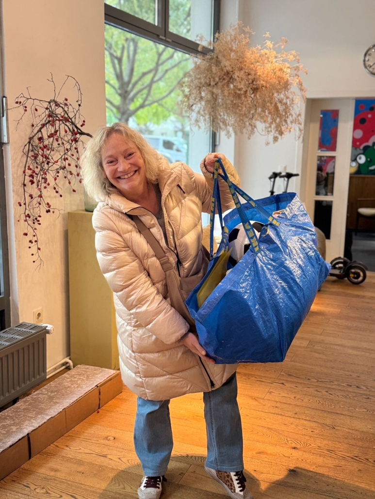 ein-packerl-2025-spenderin-mit-tasche